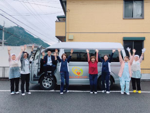 送迎車とスタッフ